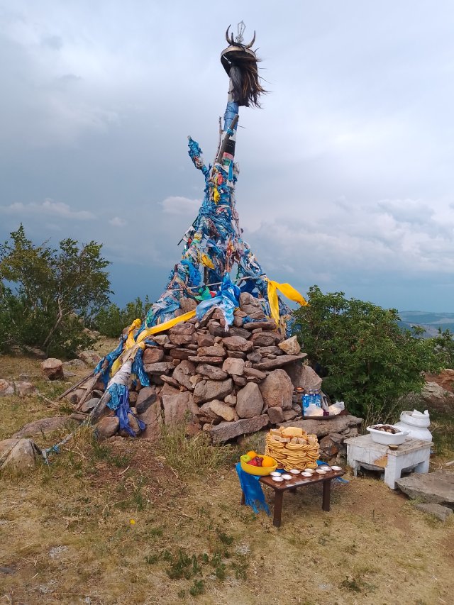 Un ovoo (ou obo) est un cairn chamanique mongol, constitué d'un amas de pierres ou de bois, utilisé comme lieu de culte pour les déités de la nature, les esprits des montagnes et le ciel (Tengri). Souvent situés en altitude ou aux carrefours, ils servent de points de repère et de sites pour des rituel